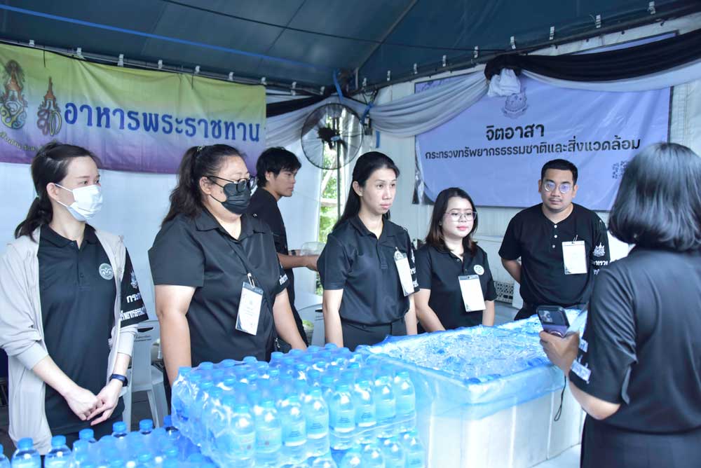 วันที่ 30 สิงหาคม 2569 จิตอาสากระทรวงทรัพยากรธรรมชาติและสิ่งแวดล้อม (จิตอาสา ทส.) โดยสำนักงานนโยบายและแผนทรัพยากรธรรมชาติและสิ่งแวดล้อม (สผ.) ร่วมกับศูนย์อำนวยการใหญ่ จิตอาสาพระราชทาน ศูนย์ประสานงานจิตอาสาพระราชทาน ศอ.จอส. พระราชทาน ภาค 1 (ส่วนหน้า) จิตอาสา 904 จิตอาสาพระราชทาน จิตอาสาภาครัฐ กรุงเทพมหานคร หน่วยงานภาครัฐ แพทย์ พยาบาล นัักศึกษาวิชาทหาร ลูกเสือ - เนตรนารี อาสาสมัครป้องกันภัยฝ่ายพลเรือน และเครือข่ายจิตอาสา ดำเนินภารกิจประจำวัน เพื่ออำนวยความสะดวก ดูแลประชาชนที่เดินทางมาเข้าถวายบังคมพระบรมศพ สมเด็จพระนางเจ้าสิริกิติ์ พระบรมราชินีนาถ พระบรมราชชนนีพันปีหลวง และเข้าถวายสักการะ พระศพ สมเด็จพระเจ้าลูกเธอ เจ้าฟ้าพัชรกิติยาภา นเรนทิราเทพยวดี กรมหลวงราชสาริณีสิริพัชร มหาวัชรราชธิดา เบื้องหน้าพระบรมฉายาลักษณ์ โดยได้จัดกำลังจิตอาสาประจำจุดต่างๆ ดังนี้ จุดที่ 1 จุดพักคอย จุดที่ 2 โรงครัวพระราชทาน เพื่อให้การปฏิบัติเป็นไปด้วยความเรียบร้อยและ สมพระเกียรติ ณ ท้องสนามหลวง ในพระบรมมหาราชวัง โดยมีจิตอาสา ทส. เข้าร่วมปฏิบัติงานตลอดทั้งวัน วันที่ 30 สิงหาคม 2569 จิตอาสากระทรวงทรัพยากรธรรมชาติและสิ่งแวดล้อม (จิตอาสา ทส.) โดยสำนักงานนโยบายและแผนทรัพยากรธรรมชาติและสิ่งแวดล้อม (สผ.) ร่วมกับศูนย์อำนวยการใหญ่ จิตอาสาพระราชทาน ศูนย์ประสานงานจิตอาสาพระราชทาน ศอ.จอส. พระราชทาน ภาค 1 (ส่วนหน้า) จิตอาสา 904 จิตอาสาพระราชทาน จิตอาสาภาครัฐ กรุงเทพมหานคร หน่วยงานภาครัฐ แพทย์ พยาบาล นัักศึกษาวิชาทหาร ลูกเสือ - เนตรนารี อาสาสมัครป้องกันภัยฝ่ายพลเรือน และเครือข่ายจิตอาสา ดำเนินภารกิจประจำวัน เพื่ออำนวยความสะดวก ดูแลประชาชนที่เดินทางมาเข้าถวายบังคมพระบรมศพ สมเด็จพระนางเจ้าสิริกิติ์ พระบรมราชินีนาถ พระบรมราชชนนีพันปีหลวง และเข้าถวายสักการะ พระศพ สมเด็จพระเจ้าลูกเธอ เจ้าฟ้าพัชรกิติยาภา นเรนทิราเทพยวดี กรมหลวงราชสาริณีสิริพัชร มหาวัชรราชธิดา เบื้องหน้าพระบรมฉายาลักษณ์ โดยได้จัดกำลังจิตอาสาประจำจุดต่างๆ ดังนี้ จุดที่ 1 จุดพักคอย จุดที่ 2 โรงครัวพระราชทาน เพื่อให้การปฏิบัติเป็นไปด้วยความเรียบร้อยและ สมพระเกียรติ ณ ท้องสนามหลวง ในพระบรมมหาราชวัง โดยมีจิตอาสา ทส. เข้าร่วมปฏิบัติงานตลอดทั้งวัน