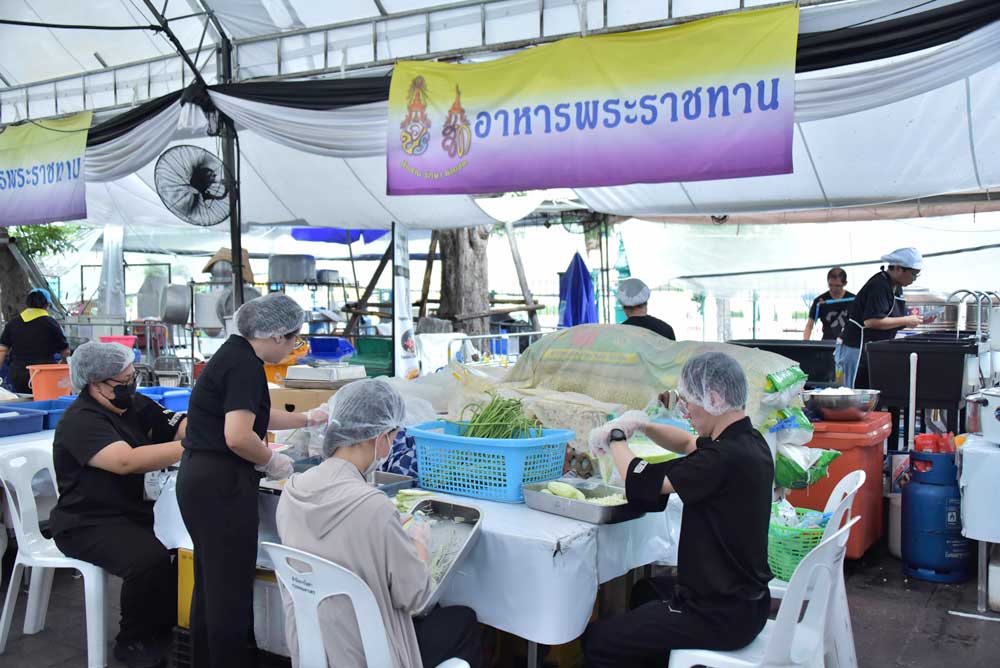 วันที่ 30 สิงหาคม 2569 จิตอาสากระทรวงทรัพยากรธรรมชาติและสิ่งแวดล้อม (จิตอาสา ทส.) โดยสำนักงานนโยบายและแผนทรัพยากรธรรมชาติและสิ่งแวดล้อม (สผ.) ร่วมกับศูนย์อำนวยการใหญ่ จิตอาสาพระราชทาน ศูนย์ประสานงานจิตอาสาพระราชทาน ศอ.จอส. พระราชทาน ภาค 1 (ส่วนหน้า) จิตอาสา 904 จิตอาสาพระราชทาน จิตอาสาภาครัฐ กรุงเทพมหานคร หน่วยงานภาครัฐ แพทย์ พยาบาล นัักศึกษาวิชาทหาร ลูกเสือ - เนตรนารี อาสาสมัครป้องกันภัยฝ่ายพลเรือน และเครือข่ายจิตอาสา ดำเนินภารกิจประจำวัน เพื่ออำนวยความสะดวก ดูแลประชาชนที่เดินทางมาเข้าถวายบังคมพระบรมศพ สมเด็จพระนางเจ้าสิริกิติ์ พระบรมราชินีนาถ พระบรมราชชนนีพันปีหลวง และเข้าถวายสักการะ พระศพ สมเด็จพระเจ้าลูกเธอ เจ้าฟ้าพัชรกิติยาภา นเรนทิราเทพยวดี กรมหลวงราชสาริณีสิริพัชร มหาวัชรราชธิดา เบื้องหน้าพระบรมฉายาลักษณ์ โดยได้จัดกำลังจิตอาสาประจำจุดต่างๆ ดังนี้ จุดที่ 1 จุดพักคอย จุดที่ 2 โรงครัวพระราชทาน เพื่อให้การปฏิบัติเป็นไปด้วยความเรียบร้อยและ สมพระเกียรติ ณ ท้องสนามหลวง ในพระบรมมหาราชวัง โดยมีจิตอาสา ทส. เข้าร่วมปฏิบัติงานตลอดทั้งวัน วันที่ 30 สิงหาคม 2569 จิตอาสากระทรวงทรัพยากรธรรมชาติและสิ่งแวดล้อม (จิตอาสา ทส.) โดยสำนักงานนโยบายและแผนทรัพยากรธรรมชาติและสิ่งแวดล้อม (สผ.) ร่วมกับศูนย์อำนวยการใหญ่ จิตอาสาพระราชทาน ศูนย์ประสานงานจิตอาสาพระราชทาน ศอ.จอส. พระราชทาน ภาค 1 (ส่วนหน้า) จิตอาสา 904 จิตอาสาพระราชทาน จิตอาสาภาครัฐ กรุงเทพมหานคร หน่วยงานภาครัฐ แพทย์ พยาบาล นัักศึกษาวิชาทหาร ลูกเสือ - เนตรนารี อาสาสมัครป้องกันภัยฝ่ายพลเรือน และเครือข่ายจิตอาสา ดำเนินภารกิจประจำวัน เพื่ออำนวยความสะดวก ดูแลประชาชนที่เดินทางมาเข้าถวายบังคมพระบรมศพ สมเด็จพระนางเจ้าสิริกิติ์ พระบรมราชินีนาถ พระบรมราชชนนีพันปีหลวง และเข้าถวายสักการะ พระศพ สมเด็จพระเจ้าลูกเธอ เจ้าฟ้าพัชรกิติยาภา นเรนทิราเทพยวดี กรมหลวงราชสาริณีสิริพัชร มหาวัชรราชธิดา เบื้องหน้าพระบรมฉายาลักษณ์ โดยได้จัดกำลังจิตอาสาประจำจุดต่างๆ ดังนี้ จุดที่ 1 จุดพักคอย จุดที่ 2 โรงครัวพระราชทาน เพื่อให้การปฏิบัติเป็นไปด้วยความเรียบร้อยและ สมพระเกียรติ ณ ท้องสนามหลวง ในพระบรมมหาราชวัง โดยมีจิตอาสา ทส. เข้าร่วมปฏิบัติงานตลอดทั้งวัน