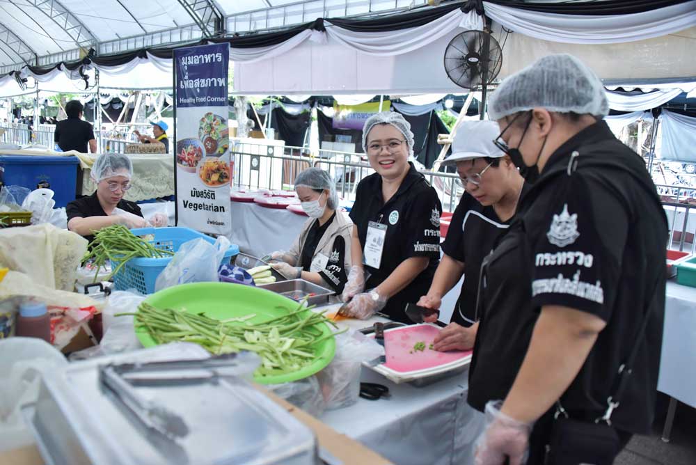 วันที่ 30 สิงหาคม 2569 จิตอาสากระทรวงทรัพยากรธรรมชาติและสิ่งแวดล้อม (จิตอาสา ทส.) โดยสำนักงานนโยบายและแผนทรัพยากรธรรมชาติและสิ่งแวดล้อม (สผ.) ร่วมกับศูนย์อำนวยการใหญ่ จิตอาสาพระราชทาน ศูนย์ประสานงานจิตอาสาพระราชทาน ศอ.จอส. พระราชทาน ภาค 1 (ส่วนหน้า) จิตอาสา 904 จิตอาสาพระราชทาน จิตอาสาภาครัฐ กรุงเทพมหานคร หน่วยงานภาครัฐ แพทย์ พยาบาล นัักศึกษาวิชาทหาร ลูกเสือ - เนตรนารี อาสาสมัครป้องกันภัยฝ่ายพลเรือน และเครือข่ายจิตอาสา ดำเนินภารกิจประจำวัน เพื่ออำนวยความสะดวก ดูแลประชาชนที่เดินทางมาเข้าถวายบังคมพระบรมศพ สมเด็จพระนางเจ้าสิริกิติ์ พระบรมราชินีนาถ พระบรมราชชนนีพันปีหลวง และเข้าถวายสักการะ พระศพ สมเด็จพระเจ้าลูกเธอ เจ้าฟ้าพัชรกิติยาภา นเรนทิราเทพยวดี กรมหลวงราชสาริณีสิริพัชร มหาวัชรราชธิดา เบื้องหน้าพระบรมฉายาลักษณ์ โดยได้จัดกำลังจิตอาสาประจำจุดต่างๆ ดังนี้ จุดที่ 1 จุดพักคอย จุดที่ 2 โรงครัวพระราชทาน เพื่อให้การปฏิบัติเป็นไปด้วยความเรียบร้อยและ สมพระเกียรติ ณ ท้องสนามหลวง ในพระบรมมหาราชวัง โดยมีจิตอาสา ทส. เข้าร่วมปฏิบัติงานตลอดทั้งวัน วันที่ 30 สิงหาคม 2569 จิตอาสากระทรวงทรัพยากรธรรมชาติและสิ่งแวดล้อม (จิตอาสา ทส.) โดยสำนักงานนโยบายและแผนทรัพยากรธรรมชาติและสิ่งแวดล้อม (สผ.) ร่วมกับศูนย์อำนวยการใหญ่ จิตอาสาพระราชทาน ศูนย์ประสานงานจิตอาสาพระราชทาน ศอ.จอส. พระราชทาน ภาค 1 (ส่วนหน้า) จิตอาสา 904 จิตอาสาพระราชทาน จิตอาสาภาครัฐ กรุงเทพมหานคร หน่วยงานภาครัฐ แพทย์ พยาบาล นัักศึกษาวิชาทหาร ลูกเสือ - เนตรนารี อาสาสมัครป้องกันภัยฝ่ายพลเรือน และเครือข่ายจิตอาสา ดำเนินภารกิจประจำวัน เพื่ออำนวยความสะดวก ดูแลประชาชนที่เดินทางมาเข้าถวายบังคมพระบรมศพ สมเด็จพระนางเจ้าสิริกิติ์ พระบรมราชินีนาถ พระบรมราชชนนีพันปีหลวง และเข้าถวายสักการะ พระศพ สมเด็จพระเจ้าลูกเธอ เจ้าฟ้าพัชรกิติยาภา นเรนทิราเทพยวดี กรมหลวงราชสาริณีสิริพัชร มหาวัชรราชธิดา เบื้องหน้าพระบรมฉายาลักษณ์ โดยได้จัดกำลังจิตอาสาประจำจุดต่างๆ ดังนี้ จุดที่ 1 จุดพักคอย จุดที่ 2 โรงครัวพระราชทาน เพื่อให้การปฏิบัติเป็นไปด้วยความเรียบร้อยและ สมพระเกียรติ ณ ท้องสนามหลวง ในพระบรมมหาราชวัง โดยมีจิตอาสา ทส. เข้าร่วมปฏิบัติงานตลอดทั้งวัน