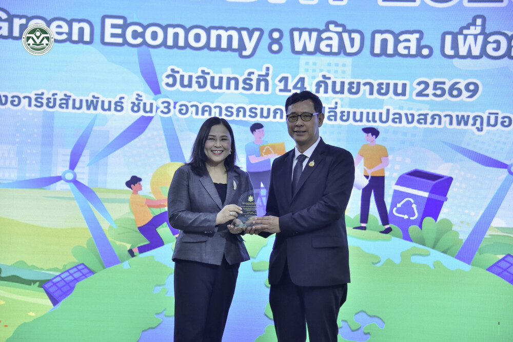 สผ. เข้าร่วมงานการจัดการความรู้ กระทรวงทรัพยากรธรรมชาติและสิ่งแวดล้อม ประจำปีงบประมาณ พ.ศ. 2569 KM Day 2026 “KM for Green Economy : พลัง ทส. เพื่อการพัฒนาที่ยั่งยืน” ในวันจันทร์ที่ 14 กันยายน 2569 เวลา 08.00 – 15.00 น. ณ ห้องประชุมอารีย์สัมพันธ์ ชั้น 3 อาคารกรมการเปลี่ยนแปลง สภาพภูมิอากาศและสิ่งแวดล้อม และผ่านระบบออนไลน์ โดยมีนายเผด็จ ลายทอง รองปลัดกระทรวงทรัพยากร ธรรมชาติและสิ่งแวดล้อม ให้เกียรติเป็นประธานกล่าวเปิดงาน ภายในงานมีกิจกรรมการนำเสนอองค์ความรู้ และร่วมจัดนิทรรศการ ของหน่วยงานในสังกัด ทส. จำนวน 15 หน่วยงาน โอกาสนี้ นางสาวกานดา ชูแก้ว รองเลขาธิการ สผ. ให้เกียรติเข้าร่วมพิธีเปิดและรับมอบโล่เกียรติคุณ ของหน่วยงาน และ สผ. โดยนางกตัญชลี ธรรมกุล ผู้อำนวยการกองจัดการความหลากหลายทางชีวภาพ ได้ร่วม นำเสนอองค์ความรู้ในหัวข้อ “พื้นที่อนุรักษ์ความหลากหลายทางชีวภาพนอกเขตพื้นที่คุ้มครอง (OECMs)” ครอบคลุมแนวทางและกลไกการดำเนินงานขับเคลื่อนการบรรลุเป้าหมาย 30x30 ของประเทศและของโลก ภายใต้กรอบงานคุนหมิง-มอนทรีออลว่าด้วยความหลากหลายทางชีวภาพของโลก เพื่อการอนุรักษ์ ความหลากหลายทางชีวภาพอย่างมีส่วนร่วมและยั่งยืน พร้อมทั้งได้ร่วมจัดบูธนิทรรศการแลกเปลี่ยนเรียนรู้ องค์ความรู้ในเรื่องดังกล่าว โดยกิจกรรมในครั้งนี้ มีเจ้าหน้าที่ สผ. เข้าร่วม จำนวน 30 คน สผ. เข้าร่วมงานการจัดการความรู้ กระทรวงทรัพยากรธรรมชาติและสิ่งแวดล้อม ประจำปีงบประมาณ พ.ศ. 2569 KM Day 2026 “KM for Green Economy : พลัง ทส. เพื่อการพัฒนาที่ยั่งยืน” ในวันจันทร์ที่ 14 กันยายน 2569 เวลา 08.00 – 15.00 น. ณ ห้องประชุมอารีย์สัมพันธ์ ชั้น 3 อาคารกรมการเปลี่ยนแปลง สภาพภูมิอากาศและสิ่งแวดล้อม และผ่านระบบออนไลน์ โดยมีนายเผด็จ ลายทอง รองปลัดกระทรวงทรัพยากร ธรรมชาติและสิ่งแวดล้อม ให้เกียรติเป็นประธานกล่าวเปิดงาน ภายในงานมีกิจกรรมการนำเสนอองค์ความรู้ และร่วมจัดนิทรรศการ ของหน่วยงานในสังกัด ทส. จำนวน 15 หน่วยงาน โอกาสนี้ นางสาวกานดา ชูแก้ว รองเลขาธิการ สผ. ให้เกียรติเข้าร่วมพิธีเปิดและรับมอบโล่เกียรติคุณ ของหน่วยงาน และ สผ. โดยนางกตัญชลี ธรรมกุล ผู้อำนวยการกองจัดการความหลากหลายทางชีวภาพ ได้ร่วม นำเสนอองค์ความรู้ในหัวข้อ “พื้นที่อนุรักษ์ความหลากหลายทางชีวภาพนอกเขตพื้นที่คุ้มครอง (OECMs)” ครอบคลุมแนวทางและกลไกการดำเนินงานขับเคลื่อนการบรรลุเป้าหมาย 30x30 ของประเทศและของโลก ภายใต้กรอบงานคุนหมิง-มอนทรีออลว่าด้วยความหลากหลายทางชีวภาพของโลก เพื่อการอนุรักษ์ ความหลากหลายทางชีวภาพอย่างมีส่วนร่วมและยั่งยืน พร้อมทั้งได้ร่วมจัดบูธนิทรรศการแลกเปลี่ยนเรียนรู้ องค์ความรู้ในเรื่องดังกล่าว โดยกิจกรรมในครั้งนี้ มีเจ้าหน้าที่ สผ. เข้าร่วม จำนวน 30 คน