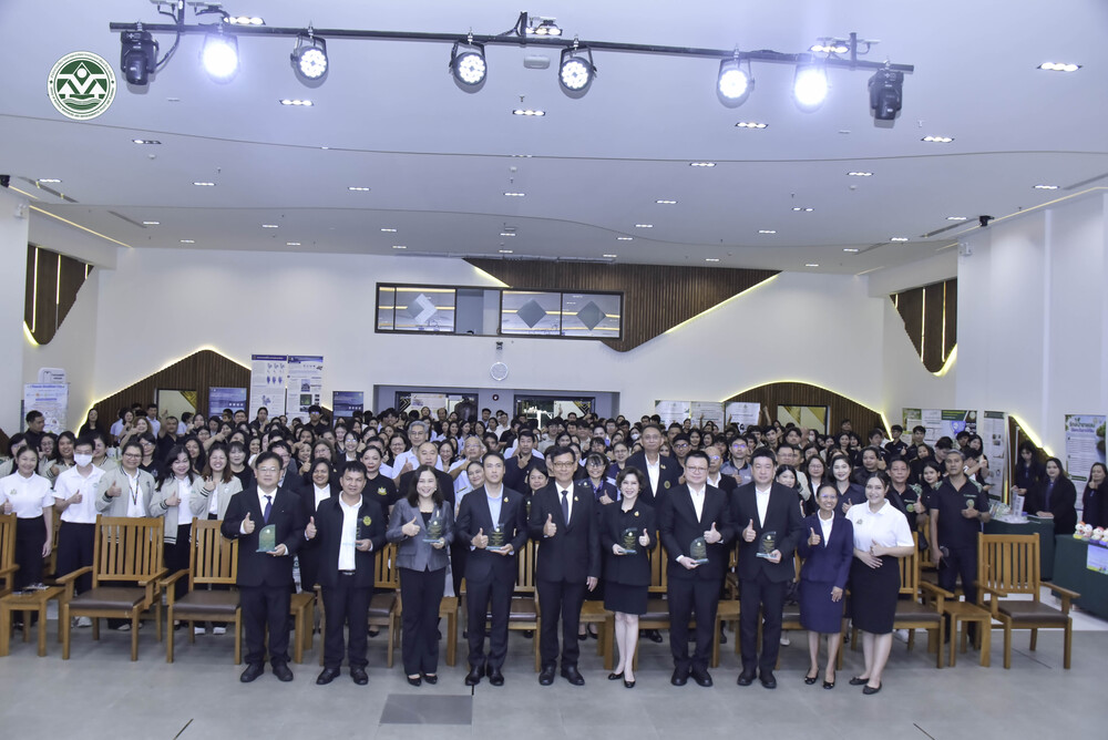 สผ. เข้าร่วมงานการจัดการความรู้ กระทรวงทรัพยากรธรรมชาติและสิ่งแวดล้อม ประจำปีงบประมาณ พ.ศ. 2569 KM Day 2026 “KM for Green Economy : พลัง ทส. เพื่อการพัฒนาที่ยั่งยืน” ในวันจันทร์ที่ 14 กันยายน 2569 เวลา 08.00 – 15.00 น. ณ ห้องประชุมอารีย์สัมพันธ์ ชั้น 3 อาคารกรมการเปลี่ยนแปลง สภาพภูมิอากาศและสิ่งแวดล้อม และผ่านระบบออนไลน์ โดยมีนายเผด็จ ลายทอง รองปลัดกระทรวงทรัพยากร ธรรมชาติและสิ่งแวดล้อม ให้เกียรติเป็นประธานกล่าวเปิดงาน ภายในงานมีกิจกรรมการนำเสนอองค์ความรู้ และร่วมจัดนิทรรศการ ของหน่วยงานในสังกัด ทส. จำนวน 15 หน่วยงาน โอกาสนี้ นางสาวกานดา ชูแก้ว รองเลขาธิการ สผ. ให้เกียรติเข้าร่วมพิธีเปิดและรับมอบโล่เกียรติคุณ ของหน่วยงาน และ สผ. โดยนางกตัญชลี ธรรมกุล ผู้อำนวยการกองจัดการความหลากหลายทางชีวภาพ ได้ร่วม นำเสนอองค์ความรู้ในหัวข้อ “พื้นที่อนุรักษ์ความหลากหลายทางชีวภาพนอกเขตพื้นที่คุ้มครอง (OECMs)” ครอบคลุมแนวทางและกลไกการดำเนินงานขับเคลื่อนการบรรลุเป้าหมาย 30x30 ของประเทศและของโลก ภายใต้กรอบงานคุนหมิง-มอนทรีออลว่าด้วยความหลากหลายทางชีวภาพของโลก เพื่อการอนุรักษ์ ความหลากหลายทางชีวภาพอย่างมีส่วนร่วมและยั่งยืน พร้อมทั้งได้ร่วมจัดบูธนิทรรศการแลกเปลี่ยนเรียนรู้ องค์ความรู้ในเรื่องดังกล่าว โดยกิจกรรมในครั้งนี้ มีเจ้าหน้าที่ สผ. เข้าร่วม จำนวน 30 คน สผ. เข้าร่วมงานการจัดการความรู้ กระทรวงทรัพยากรธรรมชาติและสิ่งแวดล้อม ประจำปีงบประมาณ พ.ศ. 2569 KM Day 2026 “KM for Green Economy : พลัง ทส. เพื่อการพัฒนาที่ยั่งยืน” ในวันจันทร์ที่ 14 กันยายน 2569 เวลา 08.00 – 15.00 น. ณ ห้องประชุมอารีย์สัมพันธ์ ชั้น 3 อาคารกรมการเปลี่ยนแปลง สภาพภูมิอากาศและสิ่งแวดล้อม และผ่านระบบออนไลน์ โดยมีนายเผด็จ ลายทอง รองปลัดกระทรวงทรัพยากร ธรรมชาติและสิ่งแวดล้อม ให้เกียรติเป็นประธานกล่าวเปิดงาน ภายในงานมีกิจกรรมการนำเสนอองค์ความรู้ และร่วมจัดนิทรรศการ ของหน่วยงานในสังกัด ทส. จำนวน 15 หน่วยงาน โอกาสนี้ นางสาวกานดา ชูแก้ว รองเลขาธิการ สผ. ให้เกียรติเข้าร่วมพิธีเปิดและรับมอบโล่เกียรติคุณ ของหน่วยงาน และ สผ. โดยนางกตัญชลี ธรรมกุล ผู้อำนวยการกองจัดการความหลากหลายทางชีวภาพ ได้ร่วม นำเสนอองค์ความรู้ในหัวข้อ “พื้นที่อนุรักษ์ความหลากหลายทางชีวภาพนอกเขตพื้นที่คุ้มครอง (OECMs)” ครอบคลุมแนวทางและกลไกการดำเนินงานขับเคลื่อนการบรรลุเป้าหมาย 30x30 ของประเทศและของโลก ภายใต้กรอบงานคุนหมิง-มอนทรีออลว่าด้วยความหลากหลายทางชีวภาพของโลก เพื่อการอนุรักษ์ ความหลากหลายทางชีวภาพอย่างมีส่วนร่วมและยั่งยืน พร้อมทั้งได้ร่วมจัดบูธนิทรรศการแลกเปลี่ยนเรียนรู้ องค์ความรู้ในเรื่องดังกล่าว โดยกิจกรรมในครั้งนี้ มีเจ้าหน้าที่ สผ. เข้าร่วม จำนวน 30 คน
