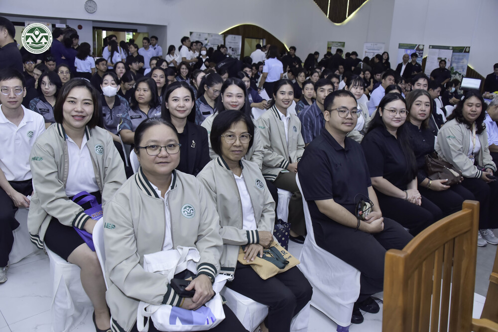 สผ. เข้าร่วมงานการจัดการความรู้ กระทรวงทรัพยากรธรรมชาติและสิ่งแวดล้อม ประจำปีงบประมาณ พ.ศ. 2569 KM Day 2026 “KM for Green Economy : พลัง ทส. เพื่อการพัฒนาที่ยั่งยืน” ในวันจันทร์ที่ 14 กันยายน 2569 เวลา 08.00 – 15.00 น. ณ ห้องประชุมอารีย์สัมพันธ์ ชั้น 3 อาคารกรมการเปลี่ยนแปลง สภาพภูมิอากาศและสิ่งแวดล้อม และผ่านระบบออนไลน์ โดยมีนายเผด็จ ลายทอง รองปลัดกระทรวงทรัพยากร ธรรมชาติและสิ่งแวดล้อม ให้เกียรติเป็นประธานกล่าวเปิดงาน ภายในงานมีกิจกรรมการนำเสนอองค์ความรู้ และร่วมจัดนิทรรศการ ของหน่วยงานในสังกัด ทส. จำนวน 15 หน่วยงาน โอกาสนี้ นางสาวกานดา ชูแก้ว รองเลขาธิการ สผ. ให้เกียรติเข้าร่วมพิธีเปิดและรับมอบโล่เกียรติคุณ ของหน่วยงาน และ สผ. โดยนางกตัญชลี ธรรมกุล ผู้อำนวยการกองจัดการความหลากหลายทางชีวภาพ ได้ร่วม นำเสนอองค์ความรู้ในหัวข้อ “พื้นที่อนุรักษ์ความหลากหลายทางชีวภาพนอกเขตพื้นที่คุ้มครอง (OECMs)” ครอบคลุมแนวทางและกลไกการดำเนินงานขับเคลื่อนการบรรลุเป้าหมาย 30x30 ของประเทศและของโลก ภายใต้กรอบงานคุนหมิง-มอนทรีออลว่าด้วยความหลากหลายทางชีวภาพของโลก เพื่อการอนุรักษ์ ความหลากหลายทางชีวภาพอย่างมีส่วนร่วมและยั่งยืน พร้อมทั้งได้ร่วมจัดบูธนิทรรศการแลกเปลี่ยนเรียนรู้ องค์ความรู้ในเรื่องดังกล่าว โดยกิจกรรมในครั้งนี้ มีเจ้าหน้าที่ สผ. เข้าร่วม จำนวน 30 คน สผ. เข้าร่วมงานการจัดการความรู้ กระทรวงทรัพยากรธรรมชาติและสิ่งแวดล้อม ประจำปีงบประมาณ พ.ศ. 2569 KM Day 2026 “KM for Green Economy : พลัง ทส. เพื่อการพัฒนาที่ยั่งยืน” ในวันจันทร์ที่ 14 กันยายน 2569 เวลา 08.00 – 15.00 น. ณ ห้องประชุมอารีย์สัมพันธ์ ชั้น 3 อาคารกรมการเปลี่ยนแปลง สภาพภูมิอากาศและสิ่งแวดล้อม และผ่านระบบออนไลน์ โดยมีนายเผด็จ ลายทอง รองปลัดกระทรวงทรัพยากร ธรรมชาติและสิ่งแวดล้อม ให้เกียรติเป็นประธานกล่าวเปิดงาน ภายในงานมีกิจกรรมการนำเสนอองค์ความรู้ และร่วมจัดนิทรรศการ ของหน่วยงานในสังกัด ทส. จำนวน 15 หน่วยงาน โอกาสนี้ นางสาวกานดา ชูแก้ว รองเลขาธิการ สผ. ให้เกียรติเข้าร่วมพิธีเปิดและรับมอบโล่เกียรติคุณ ของหน่วยงาน และ สผ. โดยนางกตัญชลี ธรรมกุล ผู้อำนวยการกองจัดการความหลากหลายทางชีวภาพ ได้ร่วม นำเสนอองค์ความรู้ในหัวข้อ “พื้นที่อนุรักษ์ความหลากหลายทางชีวภาพนอกเขตพื้นที่คุ้มครอง (OECMs)” ครอบคลุมแนวทางและกลไกการดำเนินงานขับเคลื่อนการบรรลุเป้าหมาย 30x30 ของประเทศและของโลก ภายใต้กรอบงานคุนหมิง-มอนทรีออลว่าด้วยความหลากหลายทางชีวภาพของโลก เพื่อการอนุรักษ์ ความหลากหลายทางชีวภาพอย่างมีส่วนร่วมและยั่งยืน พร้อมทั้งได้ร่วมจัดบูธนิทรรศการแลกเปลี่ยนเรียนรู้ องค์ความรู้ในเรื่องดังกล่าว โดยกิจกรรมในครั้งนี้ มีเจ้าหน้าที่ สผ. เข้าร่วม จำนวน 30 คน