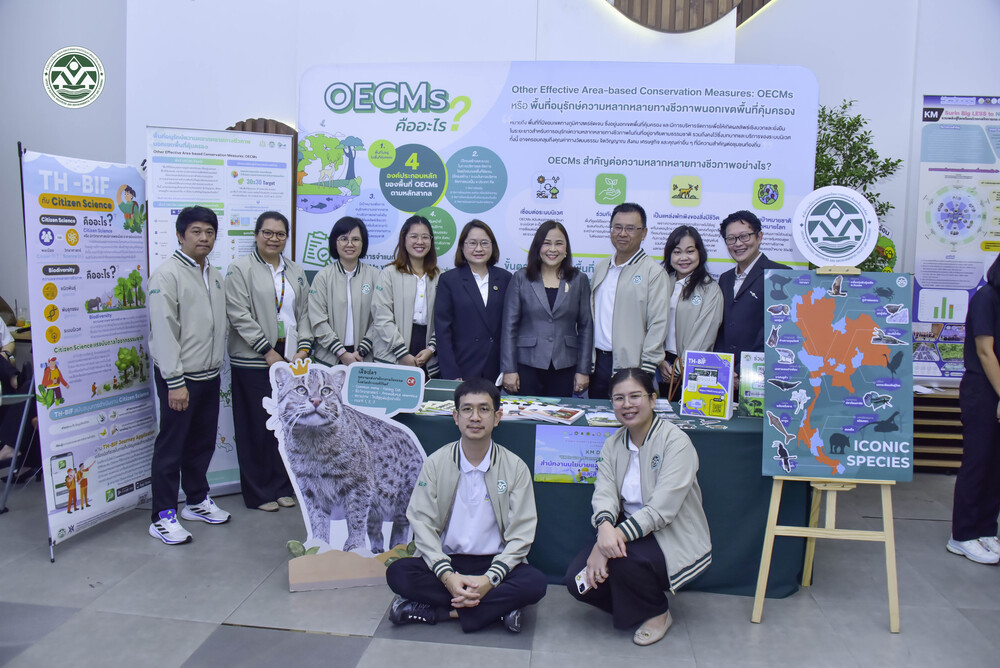 สผ. เข้าร่วมงานการจัดการความรู้ กระทรวงทรัพยากรธรรมชาติและสิ่งแวดล้อม ประจำปีงบประมาณ พ.ศ. 2569 KM Day 2026 “KM for Green Economy : พลัง ทส. เพื่อการพัฒนาที่ยั่งยืน” ในวันจันทร์ที่ 14 กันยายน 2569 เวลา 08.00 – 15.00 น. ณ ห้องประชุมอารีย์สัมพันธ์ ชั้น 3 อาคารกรมการเปลี่ยนแปลง สภาพภูมิอากาศและสิ่งแวดล้อม และผ่านระบบออนไลน์ โดยมีนายเผด็จ ลายทอง รองปลัดกระทรวงทรัพยากร ธรรมชาติและสิ่งแวดล้อม ให้เกียรติเป็นประธานกล่าวเปิดงาน ภายในงานมีกิจกรรมการนำเสนอองค์ความรู้ และร่วมจัดนิทรรศการ ของหน่วยงานในสังกัด ทส. จำนวน 15 หน่วยงาน โอกาสนี้ นางสาวกานดา ชูแก้ว รองเลขาธิการ สผ. ให้เกียรติเข้าร่วมพิธีเปิดและรับมอบโล่เกียรติคุณ ของหน่วยงาน และ สผ. โดยนางกตัญชลี ธรรมกุล ผู้อำนวยการกองจัดการความหลากหลายทางชีวภาพ ได้ร่วม นำเสนอองค์ความรู้ในหัวข้อ “พื้นที่อนุรักษ์ความหลากหลายทางชีวภาพนอกเขตพื้นที่คุ้มครอง (OECMs)” ครอบคลุมแนวทางและกลไกการดำเนินงานขับเคลื่อนการบรรลุเป้าหมาย 30x30 ของประเทศและของโลก ภายใต้กรอบงานคุนหมิง-มอนทรีออลว่าด้วยความหลากหลายทางชีวภาพของโลก เพื่อการอนุรักษ์ ความหลากหลายทางชีวภาพอย่างมีส่วนร่วมและยั่งยืน พร้อมทั้งได้ร่วมจัดบูธนิทรรศการแลกเปลี่ยนเรียนรู้ องค์ความรู้ในเรื่องดังกล่าว โดยกิจกรรมในครั้งนี้ มีเจ้าหน้าที่ สผ. เข้าร่วม จำนวน 30 คน สผ. เข้าร่วมงานการจัดการความรู้ กระทรวงทรัพยากรธรรมชาติและสิ่งแวดล้อม ประจำปีงบประมาณ พ.ศ. 2569 KM Day 2026 “KM for Green Economy : พลัง ทส. เพื่อการพัฒนาที่ยั่งยืน” ในวันจันทร์ที่ 14 กันยายน 2569 เวลา 08.00 – 15.00 น. ณ ห้องประชุมอารีย์สัมพันธ์ ชั้น 3 อาคารกรมการเปลี่ยนแปลง สภาพภูมิอากาศและสิ่งแวดล้อม และผ่านระบบออนไลน์ โดยมีนายเผด็จ ลายทอง รองปลัดกระทรวงทรัพยากร ธรรมชาติและสิ่งแวดล้อม ให้เกียรติเป็นประธานกล่าวเปิดงาน ภายในงานมีกิจกรรมการนำเสนอองค์ความรู้ และร่วมจัดนิทรรศการ ของหน่วยงานในสังกัด ทส. จำนวน 15 หน่วยงาน โอกาสนี้ นางสาวกานดา ชูแก้ว รองเลขาธิการ สผ. ให้เกียรติเข้าร่วมพิธีเปิดและรับมอบโล่เกียรติคุณ ของหน่วยงาน และ สผ. โดยนางกตัญชลี ธรรมกุล ผู้อำนวยการกองจัดการความหลากหลายทางชีวภาพ ได้ร่วม นำเสนอองค์ความรู้ในหัวข้อ “พื้นที่อนุรักษ์ความหลากหลายทางชีวภาพนอกเขตพื้นที่คุ้มครอง (OECMs)” ครอบคลุมแนวทางและกลไกการดำเนินงานขับเคลื่อนการบรรลุเป้าหมาย 30x30 ของประเทศและของโลก ภายใต้กรอบงานคุนหมิง-มอนทรีออลว่าด้วยความหลากหลายทางชีวภาพของโลก เพื่อการอนุรักษ์ ความหลากหลายทางชีวภาพอย่างมีส่วนร่วมและยั่งยืน พร้อมทั้งได้ร่วมจัดบูธนิทรรศการแลกเปลี่ยนเรียนรู้ องค์ความรู้ในเรื่องดังกล่าว โดยกิจกรรมในครั้งนี้ มีเจ้าหน้าที่ สผ. เข้าร่วม จำนวน 30 คน