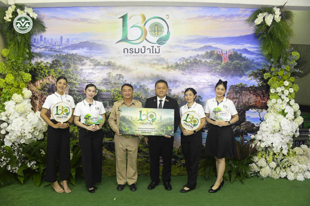วันนี้ (วันที่ 18 กันยายน 2569) กรมป่าไม้ กระทรวงทรัพยากรธรรมชาติและสิ่งแวดล้อม จัดงานวันคล้ายวันสถาปนากรมป่าไม้ ครบรอบ 130 ปี “130ปี พลังป่า สร้างอนาคต” เพื่อน้อมรำลึกในพระมหากรุณาธิคุณอันหาที่สุดมิได้ของพระบาทสมเด็จพระจุลจอมเกล้าเจ้าอยู่หัว รัชกาลที่ 5 ผู้ทรงสถาปนากรมป่าไม้พร้อมทั้งวางรากฐานการดูแลรักษาและป้องกันทรัพยากรป่าไม้ของประเทศให้คงอยู่ โดยมี นายสุชาติ ชมกลิ่น รัฐมนตรีว่าการกระทรวงทรัพยากรธรรมชาติและสิ่งแวดล้อมเป็นประธานในพิธี พร้อมด้วยผู้บริหารกระทรวง มีนายนิกร ศิรโรจนานนท์ อธิบดีกรมป่าไม้ คณะผู้บริหาร ข้าราชการ เจ้าหน้าที่กรมป่าไม้ ตลอดจนภาคีเครือข่าย เข้าร่วมแสดงความยินดี ในโอกาสนี้ ประธานในพิธีได้มอบรางวัล ได้แก่ เครื่องหมายเชิดชูเกียรติ “รักษ์ป่า รักแผ่นดิน” รางวัลเข็มเชิดชูเกียรติแก่ผู้ช่วยเหลือราชการกรมป่าไม้ และรางวัลใบประกาศเกียรติคุณ โล่รางวัลเกษตรกรดีเด่น และมอบโล่ให้กับข้าราชการที่เกษียณอายุราชการ ประจำปี 2569 เพื่อเป็นขวัญกำลังใจและเชิดชูเกียรติแก่ผู้สร้างคุณประโยชน์ในการร่วมปกป้องและดูแลรักษาทรัพยากรป่าไม้ของประเทศชาติ นายสุชาติ ชมกลิ่น รัฐมนตรีว่าการกระทรวงทรัพยากรธรรมชาติและสิ่งแวดล้อม กล่าวถึงภารกิจของกรมป่าไม้ ตลอดระยะเวลา 130 ปี ที่ได้ยืนหยัดดูแลและบริหารจัดการทรัพยากรป่าไม้ของประเทศท่ามกลางความท้าทายของปัญหาการบุกรุกทำลายทรัพยากรป่าไม้ของประเทศ การเปลี่ยนแปลงสภาพภูมิอากาศ โดยปรับบทบาทจากการอนุรักษ์สู่การฟื้นฟู เพิ่มพื้นที่สีเขียว และสร้างสมดุลระหว่าง “คน” กับ “ป่า” ผ่านปฏิบัติการเชิงรุก อาทิ ภารกิจปฏิบัติการทวงคืนพื้นที่ “หาดนุ้ย” เพื่อคืนประโยชน์ให้ประชาชน การบริหารจัดการที่ดินป่าไม้อย่างเป็นระบบและเป็นธรรมเพื่อให้ประชาชนสามารถดำรงชีวิต ได้อย่างถูกต้องตามกฎหมาย ตลอดจนการส่งเสริม ในเรื่องของป่าชุมชนและการปลูกสร้างสวนป่า ควบคู่กับการนำนวัตกรรมเทคโนโลยีสารสนเทศ และระบบแผนที่ดาวเทียมมาประยุกต์ใช้เพิ่มประสิทธิภาพการปกป้องผืนป่าอย่างยั่งยืน เพื่อสร้างความมั่นคง ทางธรรมชาติและส่งมอบประโยชน์สูงสุดแก่ประเทศชาติและประชาชน ทั้งนี้ นายบรรณรักษ์ เสริมทอง เลขาธิการสำนักงานนโยบายและแผนทรัพยากรธรรมชาติและสิ่งแวดล้อม (สผ.) เข้าร่วมงาน เพื่อร่วมแสดงความยินดี เนื่องในวันคล้ายวันสถาปนากรมป่าไม้ ครบรอบ 130 ปี ดูน้อยลง วันนี้ (วันที่ 18 กันยายน 2569) กรมป่าไม้ กระทรวงทรัพยากรธรรมชาติและสิ่งแวดล้อม จัดงานวันคล้ายวันสถาปนากรมป่าไม้ ครบรอบ 130 ปี “130ปี พลังป่า สร้างอนาคต” เพื่อน้อมรำลึกในพระมหากรุณาธิคุณอันหาที่สุดมิได้ของพระบาทสมเด็จพระจุลจอมเกล้าเจ้าอยู่หัว รัชกาลที่ 5 ผู้ทรงสถาปนากรมป่าไม้พร้อมทั้งวางรากฐานการดูแลรักษาและป้องกันทรัพยากรป่าไม้ของประเทศให้คงอยู่ โดยมี นายสุชาติ ชมกลิ่น รัฐมนตรีว่าการกระทรวงทรัพยากรธรรมชาติและสิ่งแวดล้อมเป็นประธานในพิธี พร้อมด้วยผู้บริหารกระทรวง มีนายนิกร ศิรโรจนานนท์ อธิบดีกรมป่าไม้ คณะผู้บริหาร ข้าราชการ เจ้าหน้าที่กรมป่าไม้ ตลอดจนภาคีเครือข่าย เข้าร่วมแสดงความยินดี ในโอกาสนี้ ประธานในพิธีได้มอบรางวัล ได้แก่ เครื่องหมายเชิดชูเกียรติ “รักษ์ป่า รักแผ่นดิน” รางวัลเข็มเชิดชูเกียรติแก่ผู้ช่วยเหลือราชการกรมป่าไม้ และรางวัลใบประกาศเกียรติคุณ โล่รางวัลเกษตรกรดีเด่น และมอบโล่ให้กับข้าราชการที่เกษียณอายุราชการ ประจำปี 2569 เพื่อเป็นขวัญกำลังใจและเชิดชูเกียรติแก่ผู้สร้างคุณประโยชน์ในการร่วมปกป้องและดูแลรักษาทรัพยากรป่าไม้ของประเทศชาติ นายสุชาติ ชมกลิ่น รัฐมนตรีว่าการกระทรวงทรัพยากรธรรมชาติและสิ่งแวดล้อม กล่าวถึงภารกิจของกรมป่าไม้ ตลอดระยะเวลา 130 ปี ที่ได้ยืนหยัดดูแลและบริหารจัดการทรัพยากรป่าไม้ของประเทศท่ามกลางความท้าทายของปัญหาการบุกรุกทำลายทรัพยากรป่าไม้ของประเทศ การเปลี่ยนแปลงสภาพภูมิอากาศ โดยปรับบทบาทจากการอนุรักษ์สู่การฟื้นฟู เพิ่มพื้นที่สีเขียว และสร้างสมดุลระหว่าง “คน” กับ “ป่า” ผ่านปฏิบัติการเชิงรุก อาทิ ภารกิจปฏิบัติการทวงคืนพื้นที่ “หาดนุ้ย” เพื่อคืนประโยชน์ให้ประชาชน การบริหารจัดการที่ดินป่าไม้อย่างเป็นระบบและเป็นธรรมเพื่อให้ประชาชนสามารถดำรงชีวิต ได้อย่างถูกต้องตามกฎหมาย ตลอดจนการส่งเสริม ในเรื่องของป่าชุมชนและการปลูกสร้างสวนป่า ควบคู่กับการนำนวัตกรรมเทคโนโลยีสารสนเทศ และระบบแผนที่ดาวเทียมมาประยุกต์ใช้เพิ่มประสิทธิภาพการปกป้องผืนป่าอย่างยั่งยืน เพื่อสร้างความมั่นคง ทางธรรมชาติและส่งมอบประโยชน์สูงสุดแก่ประเทศชาติและประชาชน ทั้งนี้ นายบรรณรักษ์ เสริมทอง เลขาธิการสำนักงานนโยบายและแผนทรัพยากรธรรมชาติและสิ่งแวดล้อม (สผ.) เข้าร่วมงาน เพื่อร่วมแสดงความยินดี เนื่องในวันคล้ายวันสถาปนากรมป่าไม้ ครบรอบ 130 ปี ดูน้อยลง