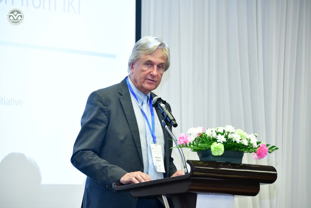 Mr. Andreas Kübler ตำแหน่ง Head of Division IK I 6, International Climate Initiative จากกระทรวงสิ่งแวดล้อม การดำเนินการด้านสภาพภูมิอากาศ คุ้มครองธรรมชาติ และความปลอดภัยทางปรมาณู แห่งสหพันธ์สาธารณรัฐเยอรมนี (BMUKN) Mr. Andreas Kübler ตำแหน่ง Head of Division IK I 6, International Climate Initiative จากกระทรวงสิ่งแวดล้อม การดำเนินการด้านสภาพภูมิอากาศ คุ้มครองธรรมชาติ และความปลอดภัยทางปรมาณู แห่งสหพันธ์สาธารณรัฐเยอรมนี (BMUKN)