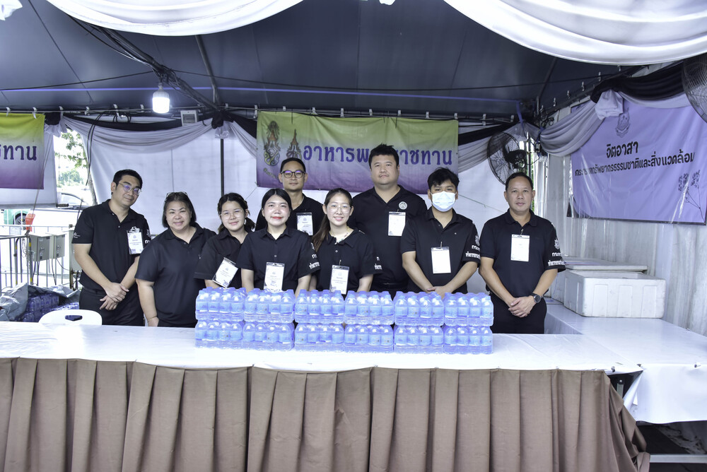 วันที่ 23 กันยายน 2569 จิตอาสากระทรวงทรัพยากรธรรมชาติและสิ่งแวดล้อม (จิตอาสา ทส.) โดยสำนักงานนโยบายและแผนทรัพยากรธรรมชาติและสิ่งแวดล้อม (สผ.) ร่วมกับศูนย์อำนวยการใหญ่ จิตอาสาพระราชทาน ศูนย์ประสานงานจิตอาสาพระราชทาน ศอ.จอส. พระราชทาน ภาค 1 (ส่วนหน้า) จิตอาสา 904 จิตอาสาพระราชทาน จิตอาสาภาครัฐ กรุงเทพมหานคร หน่วยงานภาครัฐ แพทย์ พยาบาล นัักศึกษาวิชาทหาร ลูกเสือ - เนตรนารี อาสาสมัครป้องกันภัยฝ่ายพลเรือน และเครือข่ายจิตอาสา ดำเนินภารกิจประจำวัน เพื่ออำนวยความสะดวก ดูแลประชาชนที่เดินทางมาเข้าถวายบังคมพระบรมศพ สมเด็จพระนางเจ้าสิริกิติ์ พระบรมราชินีนาถ พระบรมราชชนนีพันปีหลวง และเข้าถวายสักการะ พระศพ สมเด็จพระเจ้าลูกเธอ เจ้าฟ้าพัชรกิติยาภา นเรนทิราเทพยวดี กรมหลวงราชสาริณีสิริพัชร มหาวัชรราชธิดา เบื้องหน้าพระบรมฉายาลักษณ์ โดยได้จัดกำลังจิตอาสาประจำจุดต่างๆ ดังนี้ จุดที่ 1 จุดพักคอย จุดที่ 2 โรงครัวพระราชทาน เพื่อให้การปฏิบัติเป็นไปด้วยความเรียบร้อยและ สมพระเกียรติ ณ ท้องสนามหลวง ในพระบรมมหาราชวัง โดยมีจิตอาสา ทส. เข้าร่วมปฏิบัติงานตลอดทั้งวัน วันที่ 23 กันยายน 2569 จิตอาสากระทรวงทรัพยากรธรรมชาติและสิ่งแวดล้อม (จิตอาสา ทส.) โดยสำนักงานนโยบายและแผนทรัพยากรธรรมชาติและสิ่งแวดล้อม (สผ.) ร่วมกับศูนย์อำนวยการใหญ่ จิตอาสาพระราชทาน ศูนย์ประสานงานจิตอาสาพระราชทาน ศอ.จอส. พระราชทาน ภาค 1 (ส่วนหน้า) จิตอาสา 904 จิตอาสาพระราชทาน จิตอาสาภาครัฐ กรุงเทพมหานคร หน่วยงานภาครัฐ แพทย์ พยาบาล นัักศึกษาวิชาทหาร ลูกเสือ - เนตรนารี อาสาสมัครป้องกันภัยฝ่ายพลเรือน และเครือข่ายจิตอาสา ดำเนินภารกิจประจำวัน เพื่ออำนวยความสะดวก ดูแลประชาชนที่เดินทางมาเข้าถวายบังคมพระบรมศพ สมเด็จพระนางเจ้าสิริกิติ์ พระบรมราชินีนาถ พระบรมราชชนนีพันปีหลวง และเข้าถวายสักการะ พระศพ สมเด็จพระเจ้าลูกเธอ เจ้าฟ้าพัชรกิติยาภา นเรนทิราเทพยวดี กรมหลวงราชสาริณีสิริพัชร มหาวัชรราชธิดา เบื้องหน้าพระบรมฉายาลักษณ์ โดยได้จัดกำลังจิตอาสาประจำจุดต่างๆ ดังนี้ จุดที่ 1 จุดพักคอย จุดที่ 2 โรงครัวพระราชทาน เพื่อให้การปฏิบัติเป็นไปด้วยความเรียบร้อยและ สมพระเกียรติ ณ ท้องสนามหลวง ในพระบรมมหาราชวัง โดยมีจิตอาสา ทส. เข้าร่วมปฏิบัติงานตลอดทั้งวัน