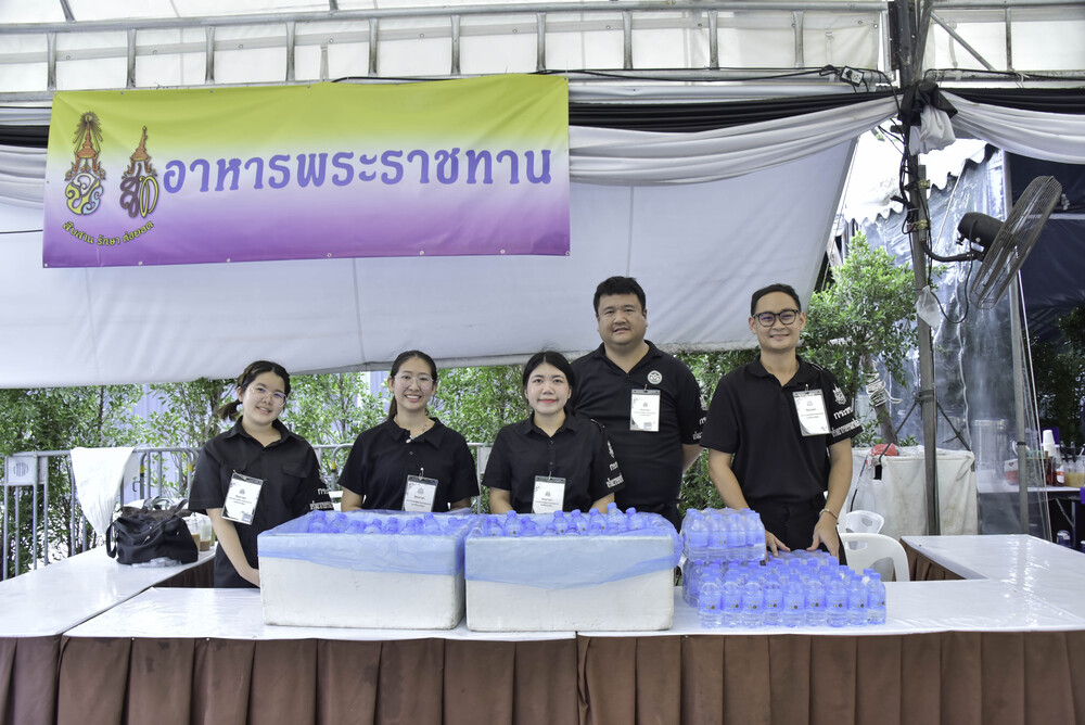 วันที่ 23 กันยายน 2569 จิตอาสากระทรวงทรัพยากรธรรมชาติและสิ่งแวดล้อม (จิตอาสา ทส.) โดยสำนักงานนโยบายและแผนทรัพยากรธรรมชาติและสิ่งแวดล้อม (สผ.) ร่วมกับศูนย์อำนวยการใหญ่ จิตอาสาพระราชทาน ศูนย์ประสานงานจิตอาสาพระราชทาน ศอ.จอส. พระราชทาน ภาค 1 (ส่วนหน้า) จิตอาสา 904 จิตอาสาพระราชทาน จิตอาสาภาครัฐ กรุงเทพมหานคร หน่วยงานภาครัฐ แพทย์ พยาบาล นัักศึกษาวิชาทหาร ลูกเสือ - เนตรนารี อาสาสมัครป้องกันภัยฝ่ายพลเรือน และเครือข่ายจิตอาสา ดำเนินภารกิจประจำวัน เพื่ออำนวยความสะดวก ดูแลประชาชนที่เดินทางมาเข้าถวายบังคมพระบรมศพ สมเด็จพระนางเจ้าสิริกิติ์ พระบรมราชินีนาถ พระบรมราชชนนีพันปีหลวง และเข้าถวายสักการะ พระศพ สมเด็จพระเจ้าลูกเธอ เจ้าฟ้าพัชรกิติยาภา นเรนทิราเทพยวดี กรมหลวงราชสาริณีสิริพัชร มหาวัชรราชธิดา เบื้องหน้าพระบรมฉายาลักษณ์ โดยได้จัดกำลังจิตอาสาประจำจุดต่างๆ ดังนี้ จุดที่ 1 จุดพักคอย จุดที่ 2 โรงครัวพระราชทาน เพื่อให้การปฏิบัติเป็นไปด้วยความเรียบร้อยและ สมพระเกียรติ ณ ท้องสนามหลวง ในพระบรมมหาราชวัง โดยมีจิตอาสา ทส. เข้าร่วมปฏิบัติงานตลอดทั้งวัน วันที่ 23 กันยายน 2569 จิตอาสากระทรวงทรัพยากรธรรมชาติและสิ่งแวดล้อม (จิตอาสา ทส.) โดยสำนักงานนโยบายและแผนทรัพยากรธรรมชาติและสิ่งแวดล้อม (สผ.) ร่วมกับศูนย์อำนวยการใหญ่ จิตอาสาพระราชทาน ศูนย์ประสานงานจิตอาสาพระราชทาน ศอ.จอส. พระราชทาน ภาค 1 (ส่วนหน้า) จิตอาสา 904 จิตอาสาพระราชทาน จิตอาสาภาครัฐ กรุงเทพมหานคร หน่วยงานภาครัฐ แพทย์ พยาบาล นัักศึกษาวิชาทหาร ลูกเสือ - เนตรนารี อาสาสมัครป้องกันภัยฝ่ายพลเรือน และเครือข่ายจิตอาสา ดำเนินภารกิจประจำวัน เพื่ออำนวยความสะดวก ดูแลประชาชนที่เดินทางมาเข้าถวายบังคมพระบรมศพ สมเด็จพระนางเจ้าสิริกิติ์ พระบรมราชินีนาถ พระบรมราชชนนีพันปีหลวง และเข้าถวายสักการะ พระศพ สมเด็จพระเจ้าลูกเธอ เจ้าฟ้าพัชรกิติยาภา นเรนทิราเทพยวดี กรมหลวงราชสาริณีสิริพัชร มหาวัชรราชธิดา เบื้องหน้าพระบรมฉายาลักษณ์ โดยได้จัดกำลังจิตอาสาประจำจุดต่างๆ ดังนี้ จุดที่ 1 จุดพักคอย จุดที่ 2 โรงครัวพระราชทาน เพื่อให้การปฏิบัติเป็นไปด้วยความเรียบร้อยและ สมพระเกียรติ ณ ท้องสนามหลวง ในพระบรมมหาราชวัง โดยมีจิตอาสา ทส. เข้าร่วมปฏิบัติงานตลอดทั้งวัน