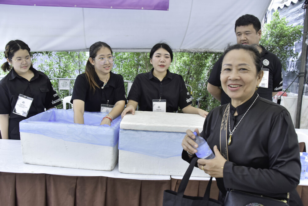วันที่ 23 กันยายน 2569 จิตอาสากระทรวงทรัพยากรธรรมชาติและสิ่งแวดล้อม (จิตอาสา ทส.) โดยสำนักงานนโยบายและแผนทรัพยากรธรรมชาติและสิ่งแวดล้อม (สผ.) ร่วมกับศูนย์อำนวยการใหญ่ จิตอาสาพระราชทาน ศูนย์ประสานงานจิตอาสาพระราชทาน ศอ.จอส. พระราชทาน ภาค 1 (ส่วนหน้า) จิตอาสา 904 จิตอาสาพระราชทาน จิตอาสาภาครัฐ กรุงเทพมหานคร หน่วยงานภาครัฐ แพทย์ พยาบาล นัักศึกษาวิชาทหาร ลูกเสือ - เนตรนารี อาสาสมัครป้องกันภัยฝ่ายพลเรือน และเครือข่ายจิตอาสา ดำเนินภารกิจประจำวัน เพื่ออำนวยความสะดวก ดูแลประชาชนที่เดินทางมาเข้าถวายบังคมพระบรมศพ สมเด็จพระนางเจ้าสิริกิติ์ พระบรมราชินีนาถ พระบรมราชชนนีพันปีหลวง และเข้าถวายสักการะ พระศพ สมเด็จพระเจ้าลูกเธอ เจ้าฟ้าพัชรกิติยาภา นเรนทิราเทพยวดี กรมหลวงราชสาริณีสิริพัชร มหาวัชรราชธิดา เบื้องหน้าพระบรมฉายาลักษณ์ โดยได้จัดกำลังจิตอาสาประจำจุดต่างๆ ดังนี้ จุดที่ 1 จุดพักคอย จุดที่ 2 โรงครัวพระราชทาน เพื่อให้การปฏิบัติเป็นไปด้วยความเรียบร้อยและ สมพระเกียรติ ณ ท้องสนามหลวง ในพระบรมมหาราชวัง โดยมีจิตอาสา ทส. เข้าร่วมปฏิบัติงานตลอดทั้งวัน วันที่ 23 กันยายน 2569 จิตอาสากระทรวงทรัพยากรธรรมชาติและสิ่งแวดล้อม (จิตอาสา ทส.) โดยสำนักงานนโยบายและแผนทรัพยากรธรรมชาติและสิ่งแวดล้อม (สผ.) ร่วมกับศูนย์อำนวยการใหญ่ จิตอาสาพระราชทาน ศูนย์ประสานงานจิตอาสาพระราชทาน ศอ.จอส. พระราชทาน ภาค 1 (ส่วนหน้า) จิตอาสา 904 จิตอาสาพระราชทาน จิตอาสาภาครัฐ กรุงเทพมหานคร หน่วยงานภาครัฐ แพทย์ พยาบาล นัักศึกษาวิชาทหาร ลูกเสือ - เนตรนารี อาสาสมัครป้องกันภัยฝ่ายพลเรือน และเครือข่ายจิตอาสา ดำเนินภารกิจประจำวัน เพื่ออำนวยความสะดวก ดูแลประชาชนที่เดินทางมาเข้าถวายบังคมพระบรมศพ สมเด็จพระนางเจ้าสิริกิติ์ พระบรมราชินีนาถ พระบรมราชชนนีพันปีหลวง และเข้าถวายสักการะ พระศพ สมเด็จพระเจ้าลูกเธอ เจ้าฟ้าพัชรกิติยาภา นเรนทิราเทพยวดี กรมหลวงราชสาริณีสิริพัชร มหาวัชรราชธิดา เบื้องหน้าพระบรมฉายาลักษณ์ โดยได้จัดกำลังจิตอาสาประจำจุดต่างๆ ดังนี้ จุดที่ 1 จุดพักคอย จุดที่ 2 โรงครัวพระราชทาน เพื่อให้การปฏิบัติเป็นไปด้วยความเรียบร้อยและ สมพระเกียรติ ณ ท้องสนามหลวง ในพระบรมมหาราชวัง โดยมีจิตอาสา ทส. เข้าร่วมปฏิบัติงานตลอดทั้งวัน