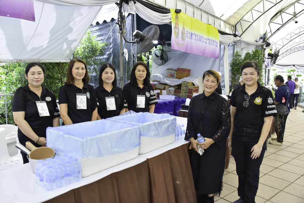 จิตอาสา ทส. อำนวยความสะดวก ดูแลประชาชนเข้าถวายบังคมพระบรมศพ สมเด็จพระนางเจ้าสิริกิติ์ พระบรมราชินีนาถ พระบรมราชชนนีพันปีหลวง และเข้าถวายสักการะพระศพ สมเด็จพระเจ้าลูกเธอ เจ้าฟ้าพัชรกิติยาภา นเรนทิราเทพยวดี กรมหลวงราชสาริณีสิริพัชร มหาวัชรราชธิดา จิตอาสา ทส. อำนวยความสะดวก ดูแลประชาชนเข้าถวายบังคมพระบรมศพ สมเด็จพระนางเจ้าสิริกิติ์ พระบรมราชินีนาถ พระบรมราชชนนีพันปีหลวง และเข้าถวายสักการะพระศพ สมเด็จพระเจ้าลูกเธอ เจ้าฟ้าพัชรกิติยาภา นเรนทิราเทพยวดี กรมหลวงราชสาริณีสิริพัชร มหาวัชรราชธิดา