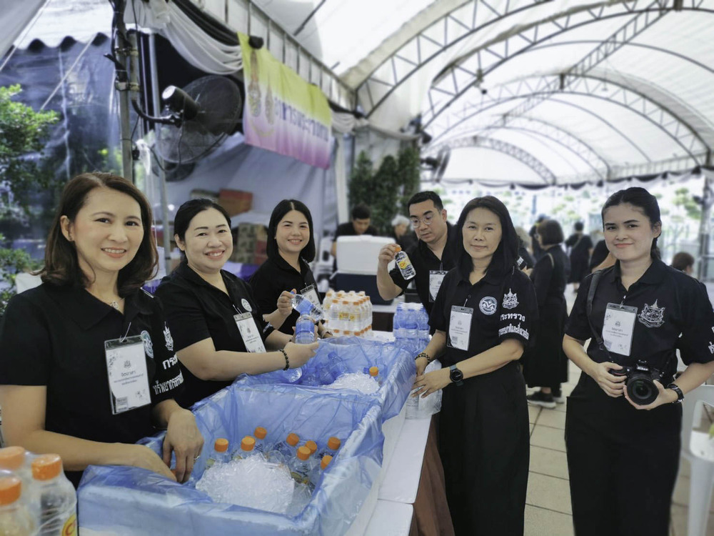 จิตอาสา ทส. อำนวยความสะดวก ดูแลประชาชนเข้าถวายบังคมพระบรมศพ สมเด็จพระนางเจ้าสิริกิติ์ พระบรมราชินีนาถ พระบรมราชชนนีพันปีหลวง และเข้าถวายสักการะพระศพ สมเด็จพระเจ้าลูกเธอ เจ้าฟ้าพัชรกิติยาภา นเรนทิราเทพยวดี กรมหลวงราชสาริณีสิริพัชร มหาวัชรราชธิดา จิตอาสา ทส. อำนวยความสะดวก ดูแลประชาชนเข้าถวายบังคมพระบรมศพ สมเด็จพระนางเจ้าสิริกิติ์ พระบรมราชินีนาถ พระบรมราชชนนีพันปีหลวง และเข้าถวายสักการะพระศพ สมเด็จพระเจ้าลูกเธอ เจ้าฟ้าพัชรกิติยาภา นเรนทิราเทพยวดี กรมหลวงราชสาริณีสิริพัชร มหาวัชรราชธิดา