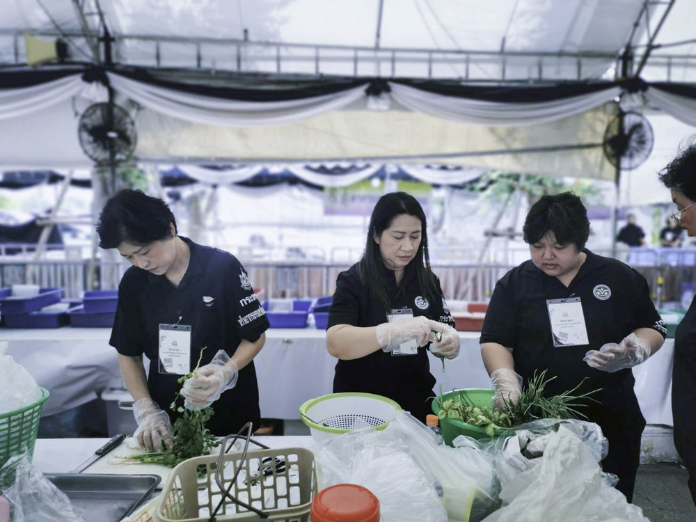 จิตอาสา ทส. อำนวยความสะดวก ดูแลประชาชนเข้าถวายบังคมพระบรมศพ สมเด็จพระนางเจ้าสิริกิติ์ พระบรมราชินีนาถ พระบรมราชชนนีพันปีหลวง และเข้าถวายสักการะพระศพ สมเด็จพระเจ้าลูกเธอ เจ้าฟ้าพัชรกิติยาภา นเรนทิราเทพยวดี กรมหลวงราชสาริณีสิริพัชร มหาวัชรราชธิดา จิตอาสา ทส. อำนวยความสะดวก ดูแลประชาชนเข้าถวายบังคมพระบรมศพ สมเด็จพระนางเจ้าสิริกิติ์ พระบรมราชินีนาถ พระบรมราชชนนีพันปีหลวง และเข้าถวายสักการะพระศพ สมเด็จพระเจ้าลูกเธอ เจ้าฟ้าพัชรกิติยาภา นเรนทิราเทพยวดี กรมหลวงราชสาริณีสิริพัชร มหาวัชรราชธิดา