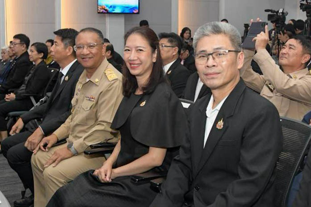 นางสาวนารีรัตน์ พันธุ์มณี นางสาวนารีรัตน์ พันธุ์มณี