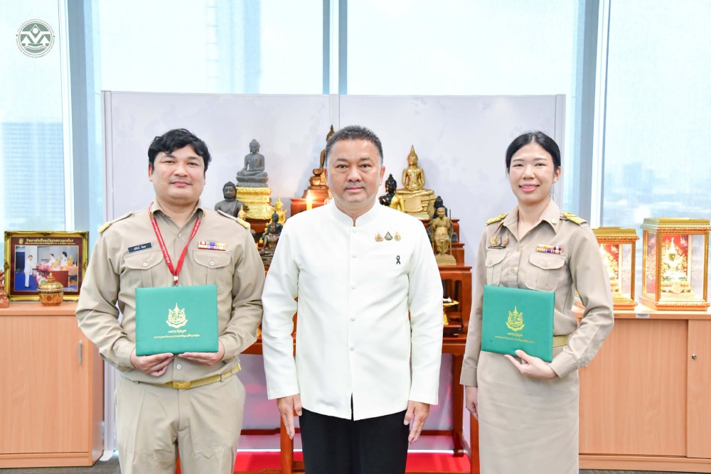 นายบรรณรักษ์ เสริมทอง เลขาธิการ สผ. ถ่ายภาพร่วมกับเจ้าหน้าที่ สผ.ที่รับรางวัล เพชรจรัสแสง นายบรรณรักษ์ เสริมทอง เลขาธิการ สผ. ถ่ายภาพร่วมกับเจ้าหน้าที่ สผ.ที่รับรางวัล เพชรจรัสแสง