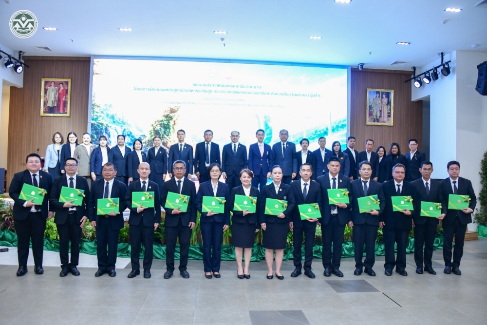 ผู้รับใบประกาศนียบัตร ถ่ายภาพร่วมกัน ผู้รับใบประกาศนียบัตร ถ่ายภาพร่วมกัน