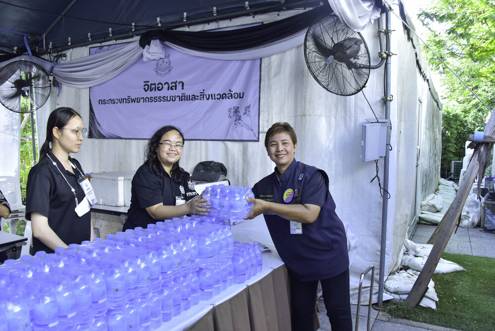 จิตอาสา ทส. อำนวยความสะดวกดูแลประชาชนเข้าถวายบังคมพระบรมศพ สมเด็จพระนางเจ้าสิริกิติ์ พระบรมราชินีนาถ พระบรมราชชนนีพันปีหลวง และเข้าถวายสักการะพระศพ สมเด็จพระเจ้าลูกเธอ เจ้าฟ้าพัชรกิติยาภา นเรนทิราเทพยวดี กรมหลวงราชสาริณีสิริพัชร มหาวัชรราชธิดา จิตอาสา ทส. อำนวยความสะดวกดูแลประชาชนเข้าถวายบังคมพระบรมศพ สมเด็จพระนางเจ้าสิริกิติ์ พระบรมราชินีนาถ พระบรมราชชนนีพันปีหลวง และเข้าถวายสักการะพระศพ สมเด็จพระเจ้าลูกเธอ เจ้าฟ้าพัชรกิติยาภา นเรนทิราเทพยวดี กรมหลวงราชสาริณีสิริพัชร มหาวัชรราชธิดา