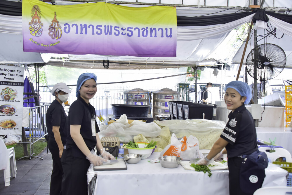 จิตอาสา ทส. อำนวยความสะดวกดูแลประชาชนเข้าถวายบังคมพระบรมศพ สมเด็จพระนางเจ้าสิริกิติ์ พระบรมราชินีนาถ พระบรมราชชนนีพันปีหลวง และเข้าถวายสักการะพระศพ สมเด็จพระเจ้าลูกเธอ เจ้าฟ้าพัชรกิติยาภา นเรนทิราเทพยวดี กรมหลวงราชสาริณีสิริพัชร มหาวัชรราชธิดา จิตอาสา ทส. อำนวยความสะดวกดูแลประชาชนเข้าถวายบังคมพระบรมศพ สมเด็จพระนางเจ้าสิริกิติ์ พระบรมราชินีนาถ พระบรมราชชนนีพันปีหลวง และเข้าถวายสักการะพระศพ สมเด็จพระเจ้าลูกเธอ เจ้าฟ้าพัชรกิติยาภา นเรนทิราเทพยวดี กรมหลวงราชสาริณีสิริพัชร มหาวัชรราชธิดา