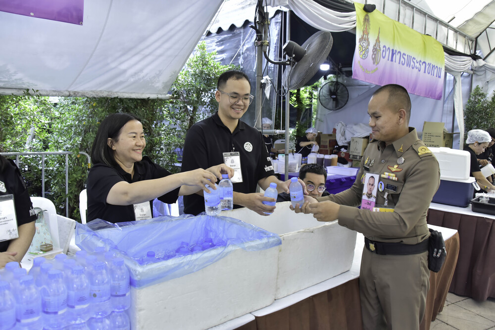 จิตอาสา ทส. อำนวยความสะดวกดูแลประชาชนเข้าถวายบังคมพระบรมศพ สมเด็จพระนางเจ้าสิริกิติ์ พระบรมราชินีนาถ พระบรมราชชนนีพันปีหลวง และเข้าถวายสักการะพระศพ สมเด็จพระเจ้าลูกเธอ เจ้าฟ้าพัชรกิติยาภา นเรนทิราเทพยวดี กรมหลวงราชสาริณีสิริพัชร มหาวัชรราชธิดา จิตอาสา ทส. อำนวยความสะดวกดูแลประชาชนเข้าถวายบังคมพระบรมศพ สมเด็จพระนางเจ้าสิริกิติ์ พระบรมราชินีนาถ พระบรมราชชนนีพันปีหลวง และเข้าถวายสักการะพระศพ สมเด็จพระเจ้าลูกเธอ เจ้าฟ้าพัชรกิติยาภา นเรนทิราเทพยวดี กรมหลวงราชสาริณีสิริพัชร มหาวัชรราชธิดา