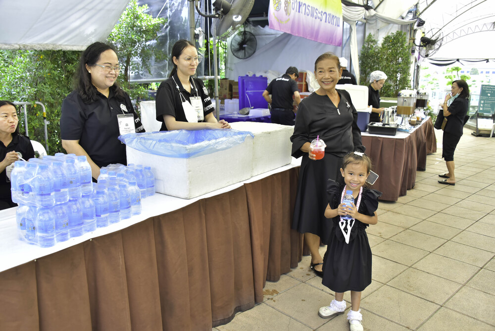 จิตอาสา ทส. อำนวยความสะดวกดูแลประชาชนเข้าถวายบังคมพระบรมศพ สมเด็จพระนางเจ้าสิริกิติ์ พระบรมราชินีนาถ พระบรมราชชนนีพันปีหลวง และเข้าถวายสักการะพระศพ สมเด็จพระเจ้าลูกเธอ เจ้าฟ้าพัชรกิติยาภา นเรนทิราเทพยวดี กรมหลวงราชสาริณีสิริพัชร มหาวัชรราชธิดา จิตอาสา ทส. อำนวยความสะดวกดูแลประชาชนเข้าถวายบังคมพระบรมศพ สมเด็จพระนางเจ้าสิริกิติ์ พระบรมราชินีนาถ พระบรมราชชนนีพันปีหลวง และเข้าถวายสักการะพระศพ สมเด็จพระเจ้าลูกเธอ เจ้าฟ้าพัชรกิติยาภา นเรนทิราเทพยวดี กรมหลวงราชสาริณีสิริพัชร มหาวัชรราชธิดา